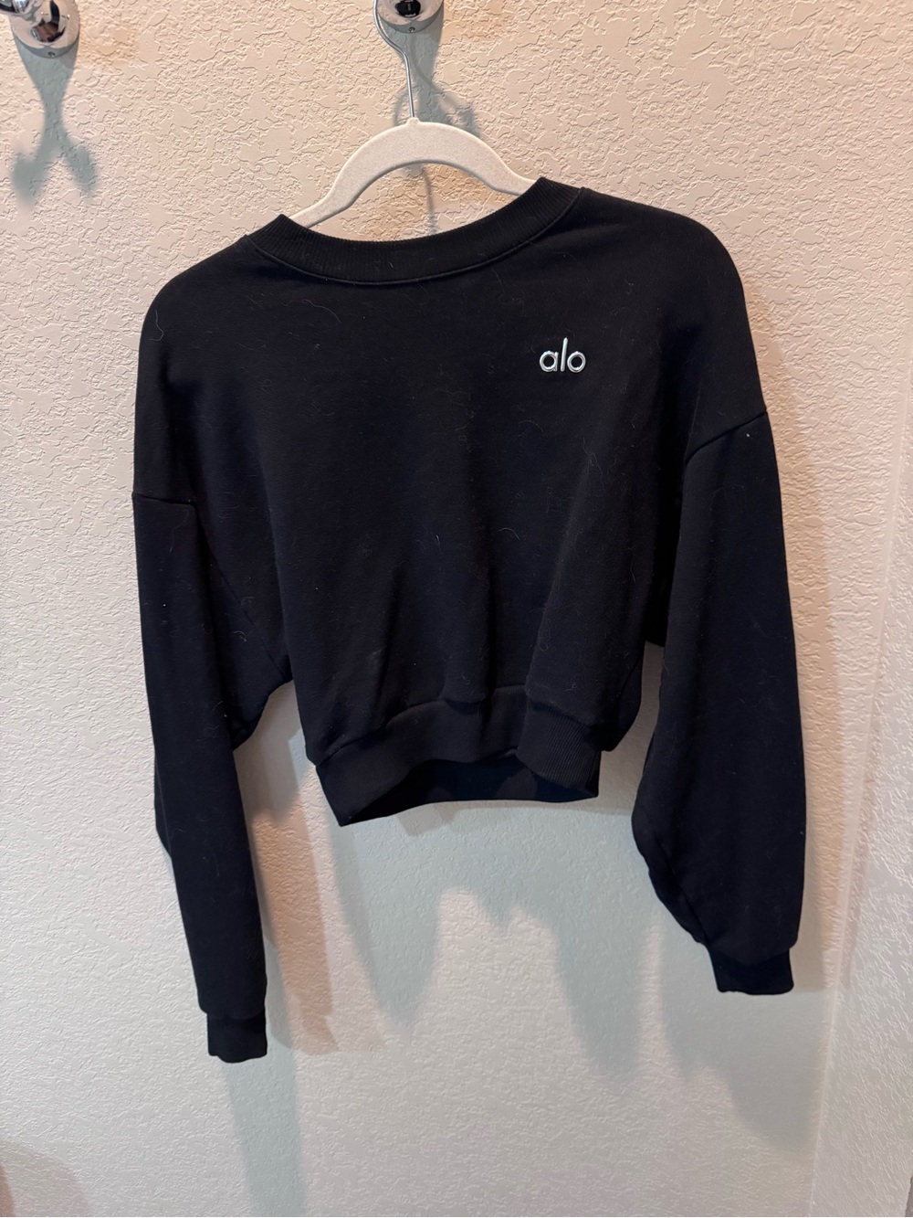 ALO Yoga Women's Black Cropped Accolade Sweatshirt